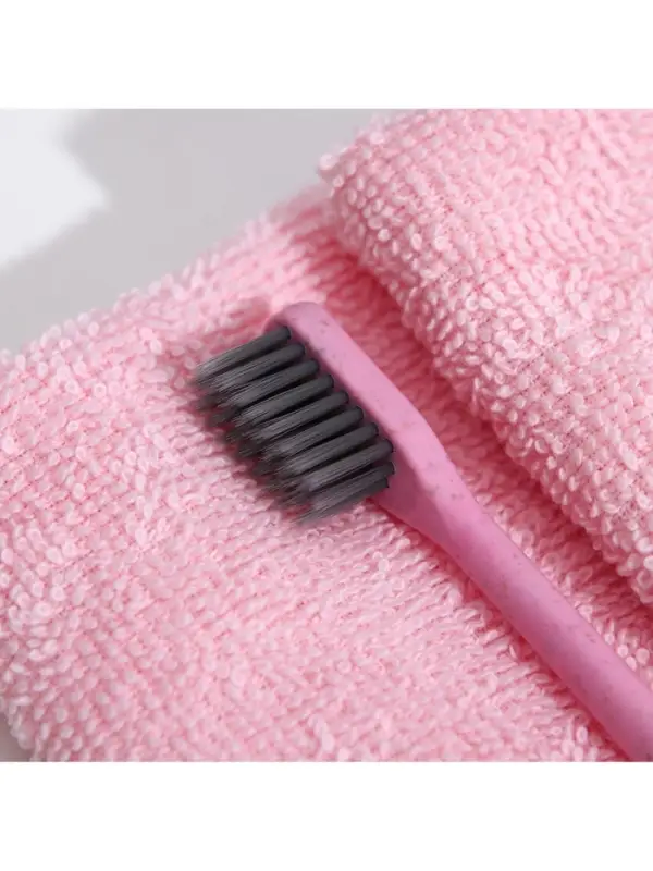 Зубная щетка мягкая, в тубе, розовая