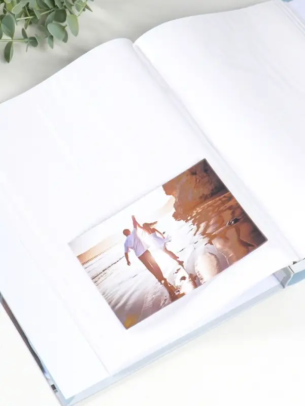 Фотоальбом на 200 фото 13х18 см "Медведь в синем шарфе и розы" в коробке 5,5х23,5х29,5 см