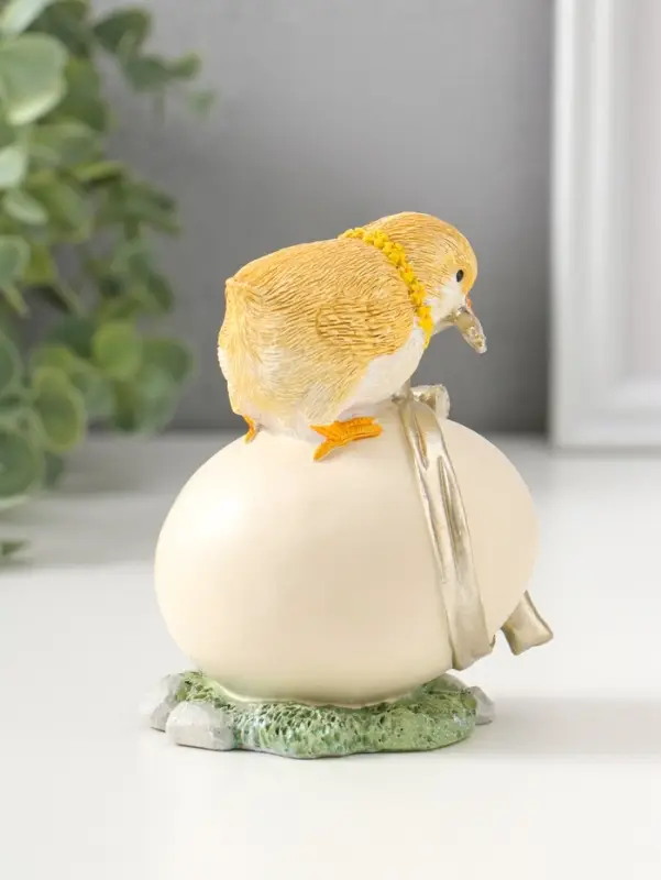 Сувенир полистоун "Цыплёнок завязывает подарочный бант на яйце" 11 см
