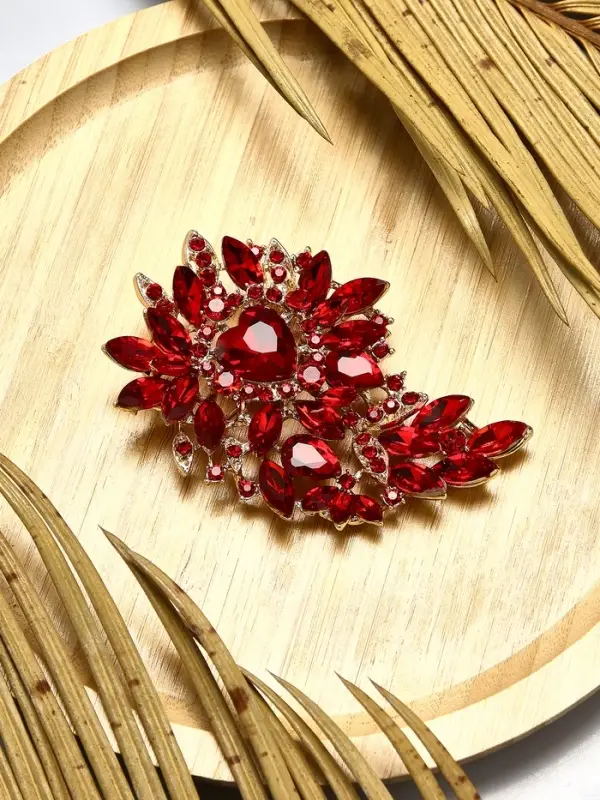 Брошь &laquo;Императрица&raquo;, сердце цветущее, красная в золоте
