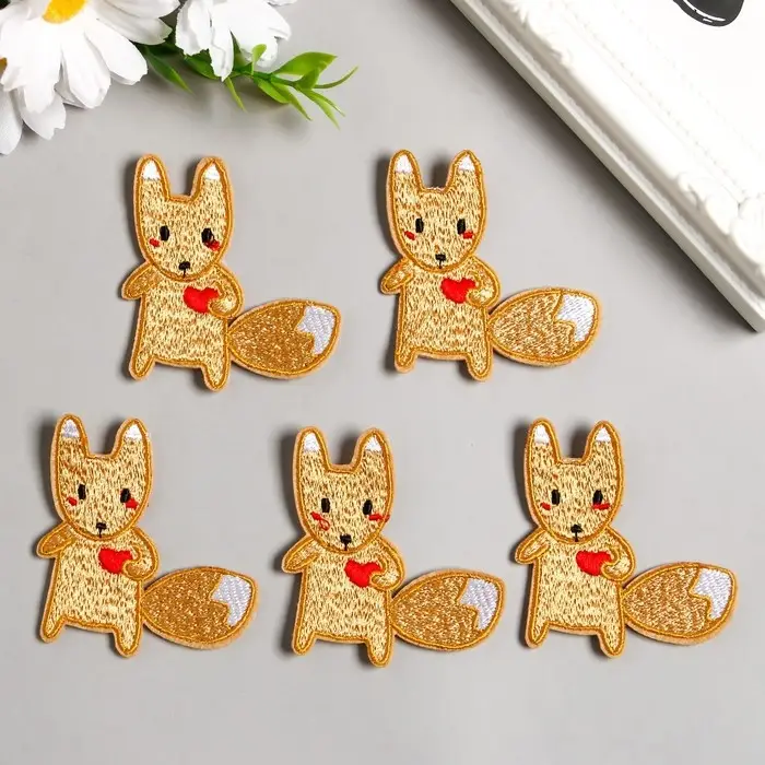 Декоративный элемент для творчества «Арт Узор. Белочка с сердечком», текстиль вышивка, 5.2×5.5 см