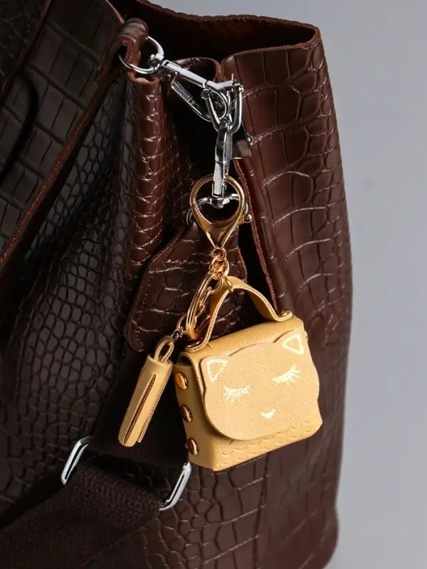 Брелок кожзам с карабином, с кистью Брелок кожзам с карабином, с кистью "Сумочка. Котик" сливочный 5х2,5х6 см