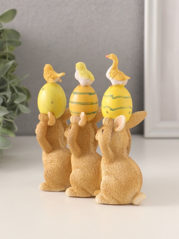 Сувенир полистоун "Зайчики с пасхальными яичками и птичками" 12х4,5х12,5 см