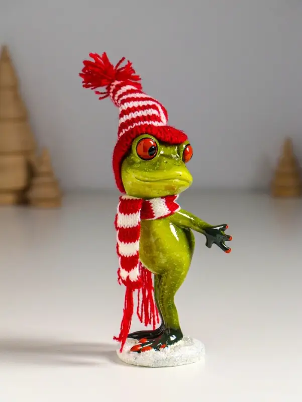 Фигурка полистоун лак &laquo;Лягуха в шапочке и шарфике готовится упасть в снег&raquo;, 8.2&times;6.5&times;18 см