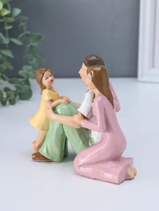 Сувенир полистоун "Молодые родители с дочкой" 7х13х12 см