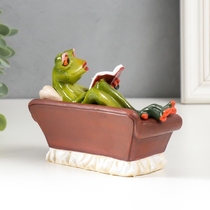 Сувенир полистоун лак Сувенир полистоун лак "Лягуха отдыхает в кресле с газетой/кружкой" МИКС 10,5х14х6 см