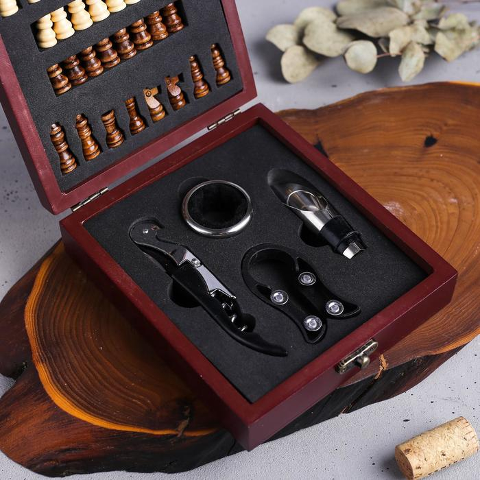 Винный набор: нож-сомелье со штопором, каплеуловитель, нож для фольги и пробка для вина с шахматами «Поздравляю». Винный набор: нож-сомелье со штопором, каплеуловитель, нож для фольги и пробка для вина с шахматами «Поздравляю».