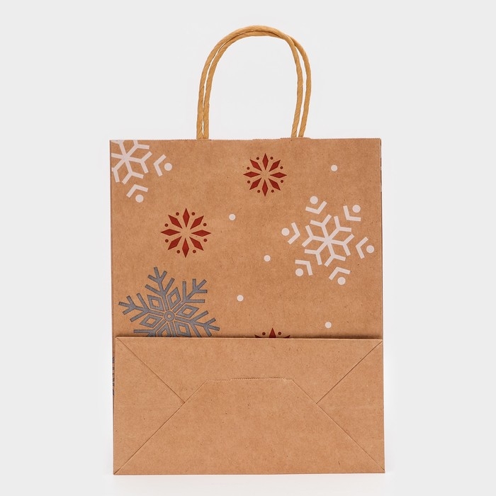Новый год. Пакет бумажный подарочный новогодний крафт Новый год. Пакет бумажный подарочный новогодний крафт "Снежинки", 27 х 21 х 11 см.