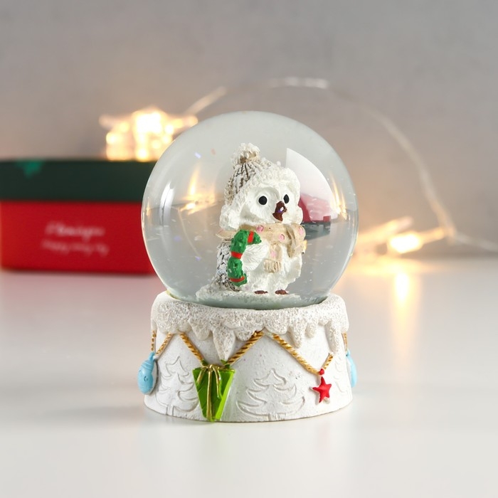 Сувенир полистоун водяной шар "Филин в шапке, с венком" d=6,5 см 8х6,5х6,5 см