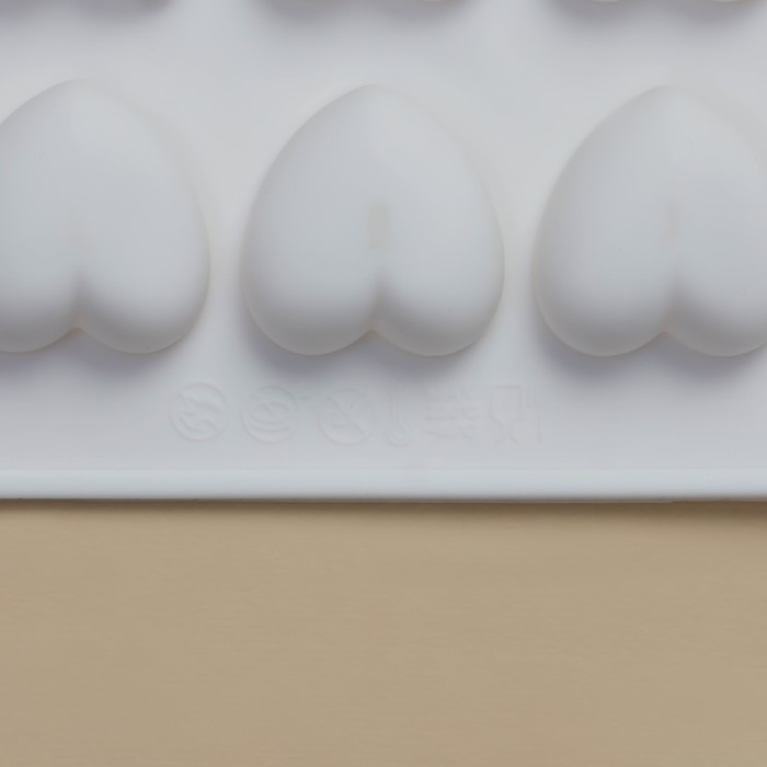 Форма для муссовых десертов и шоколада KONFINETTA «Сердца», силикон, 29,7×17,3×1,5 см, 35 ячеек (2,7×2,5 см), цвет белый Форма для муссовых десертов и шоколада KONFINETTA «Сердца», силикон, 29,7×17,3×1,5 см, 35 ячеек (2,7×2,5 см), цвет белый