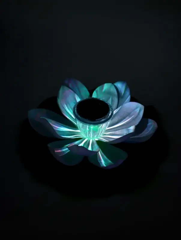 Садовый светильник для водоемов 28 х 28 х 9 см на солнечной бат-е Садовый светильник для водоемов 28 х 28 х 9 см на солнечной бат-е "Лотос" бел N011