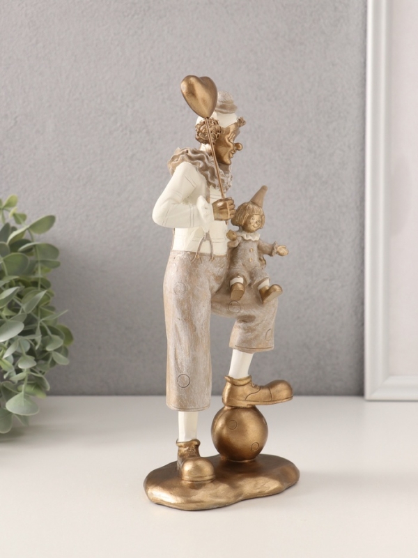 Сувенир полистоун  Сувенир полистоун "Клоун с малышом и воздушным шариком" бело-бежевый 10,5х7х25,5 см