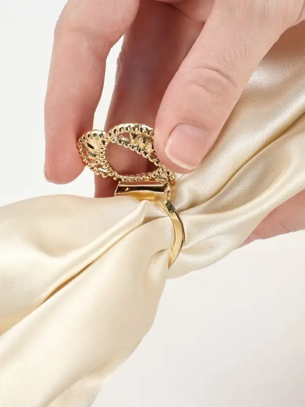 Зажим для платка &laquo;Три нити&raquo;, белый в золоте