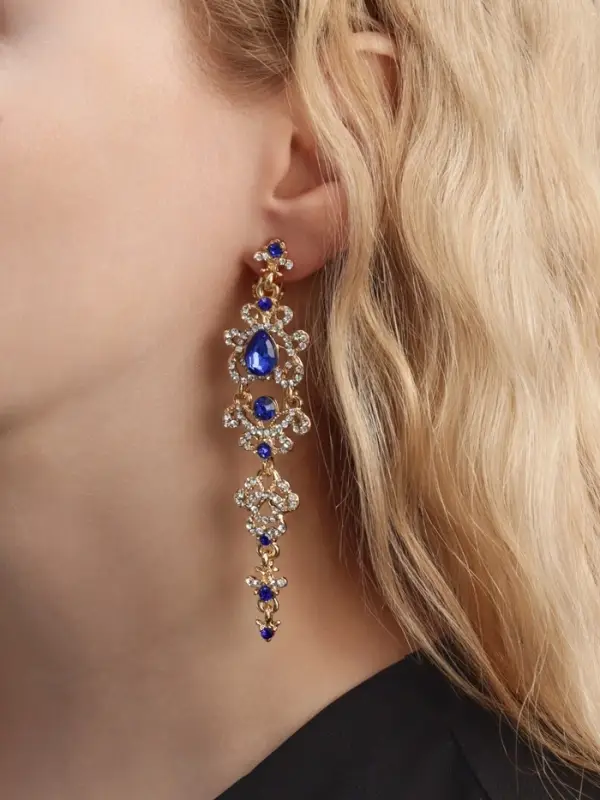 Клипсы для ушей висячие со стразами QF &laquo;Ажур&raquo;, капли с завитками, бело-синяя в золоте