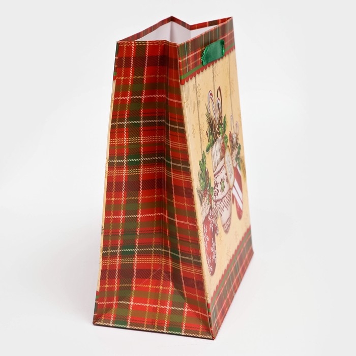 Новый год. Пакет подарочный, ламинированный, "Варежки",18 х 23 х 10 см.