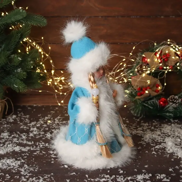 Снегурочка Снегурочка "В пушистой шубке, с фонариком" двигается, с подсветкой, 30х18 см, голубой