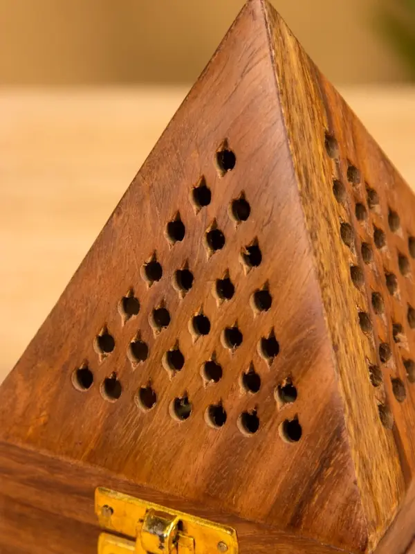 Подставка под благовония в форме пирамиды "Джали" 9х9х15,5 см, дерево шишам