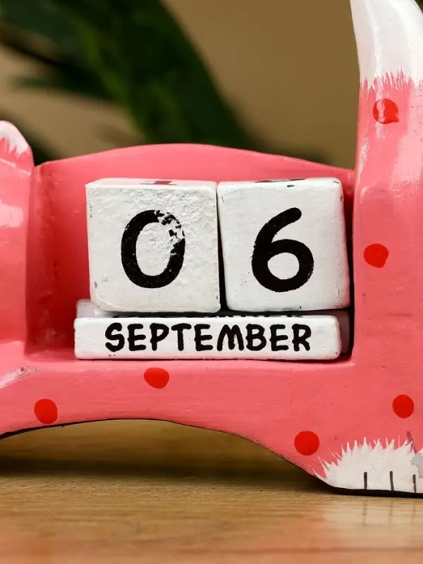 Календарь настольный Календарь настольный "Кошка" дерево 13х4х10 см, цв. розовый