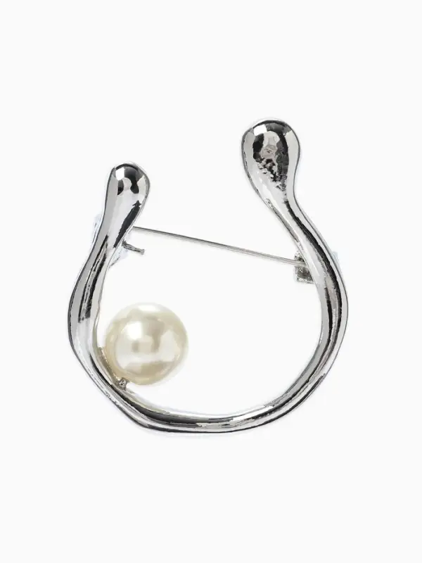 Брошь &laquo;Подкова&raquo;, с бусиной №10, цвет белый в серебре