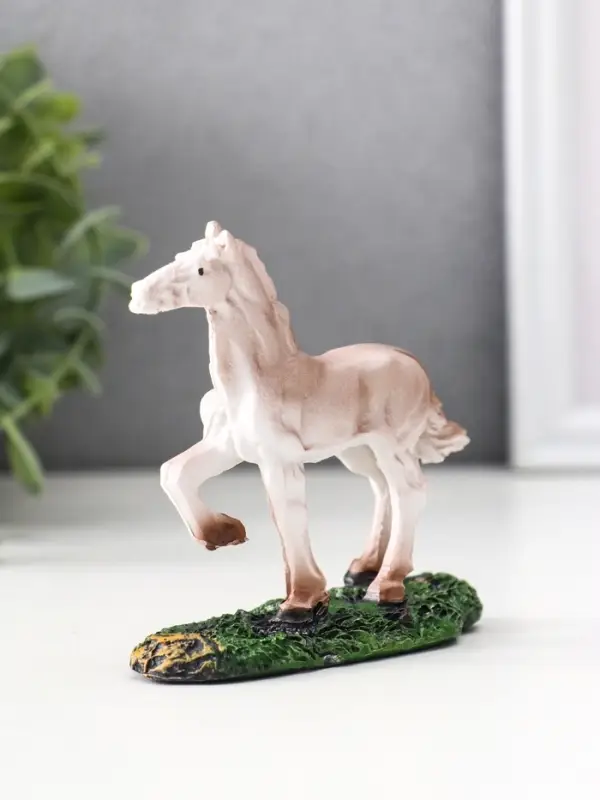 Сувенир полистоун Сувенир полистоун "Серый конь на лугу" 8,7х3,2х8 см