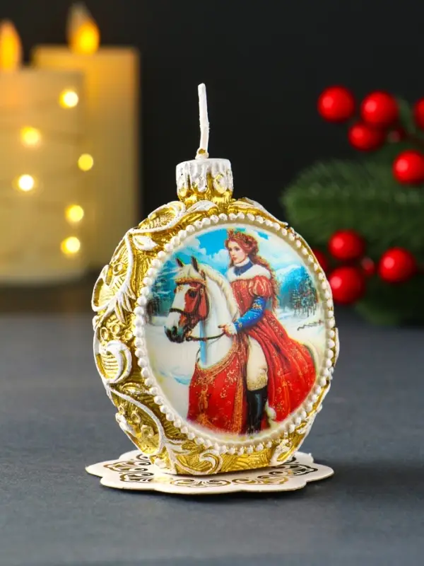 Свеча новогодняя "Шар узорный. Княгиня на коне" золотой 7,2х3,8х8,5 см