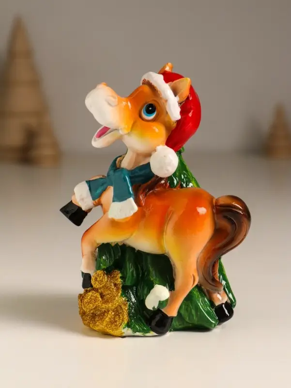 Копилка полистоун Копилка полистоун "Коняшка у ёлки в колпаке и шарфике" 8х6х10,5 см