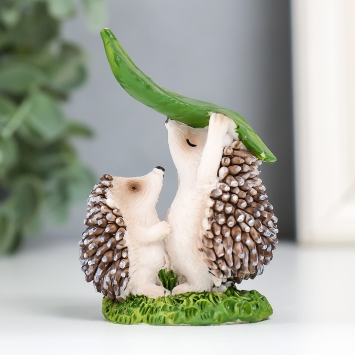 Сувенир полистоун  Сувенир полистоун "Ежиха с ежонком под листиком" 7,8х5,3х3,4 см