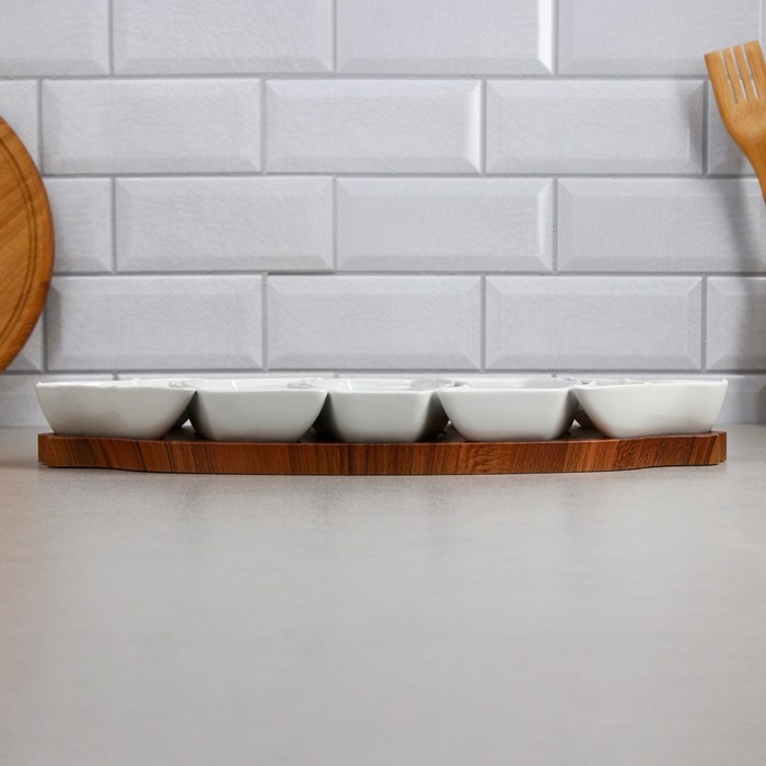 Менажница, деревянное основание, 2 шт: 150 мл, 2 шт: 200 мл, 1 шт: 250 мл, фарфор, Иран Менажница, деревянное основание, 2 шт: 150 мл, 2 шт: 200 мл, 1 шт: 250 мл, фарфор, Иран