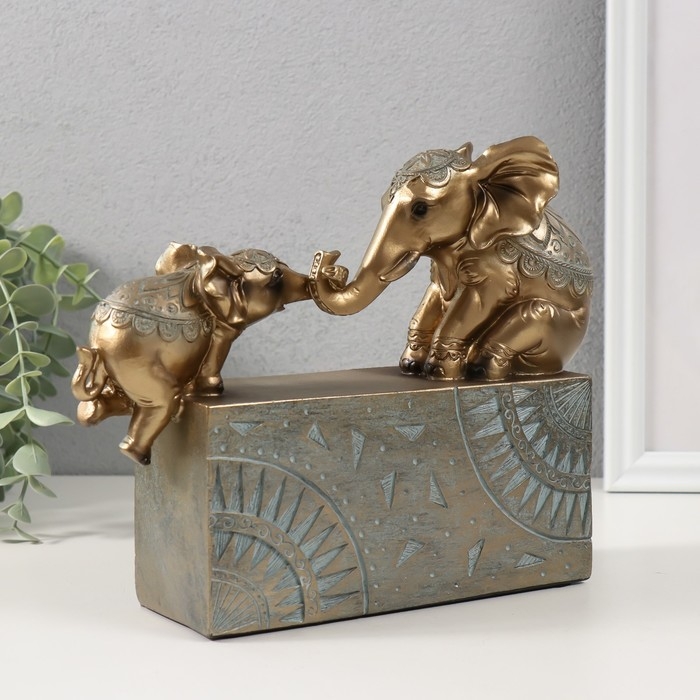 Сувенир Сувенир "Слон с малышом на прямоугольнике с узорами" бронза с патиной 22,5х6,5х17,5 см