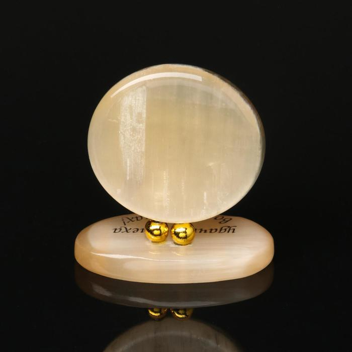 Изделие на подставке №6 Изделие на подставке №6"Мандала", селенит