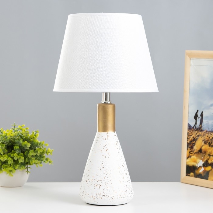 Настольная лампа Настольная лампа "Амбр" E14 40Вт белый-золото 23х23х43 см RISALUX