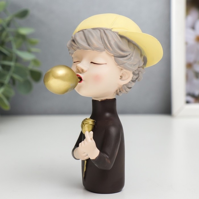 Сувенир полистоун  Сувенир полистоун "Мальчишка в золотой бейсболке с розой и золотым пузырём" 12х6х8 см