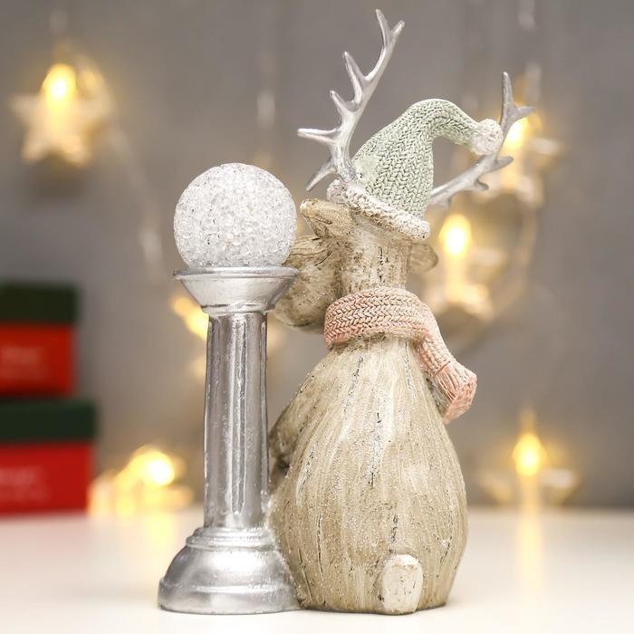 Сувенир полистоун свет Сувенир полистоун свет "Лосик в вязаном колпаке с шаром на колонне" 20,5х10,5х12,5 см