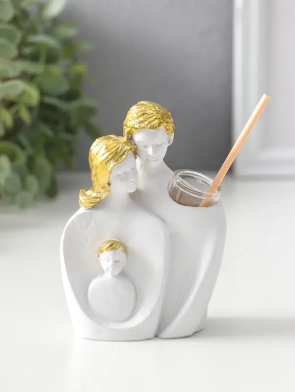 Аромадиффузор полистоун с палочками "Родители с ребёнком" белый с золотом 4,3х8х11 см