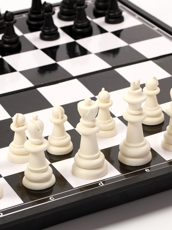 Шахматы 31 х 31 см, король h-5.8 см, d-2.3 см, доска и фигуры пластик Шахматы 31 х 31 см, король h-5.8 см, d-2.3 см, доска и фигуры пластик