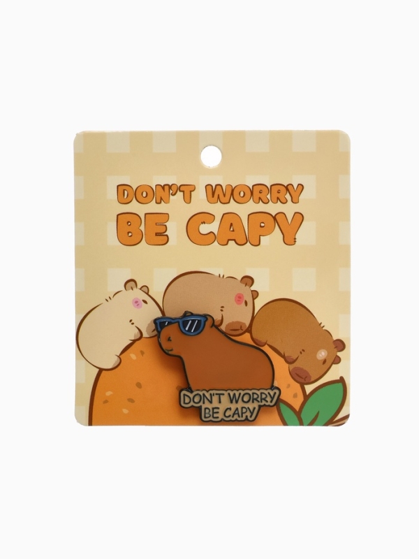 Значок «Капибара» не волнуйся, оранжевый в чёрном металле Значок «Капибара» не волнуйся, оранжевый в чёрном металле