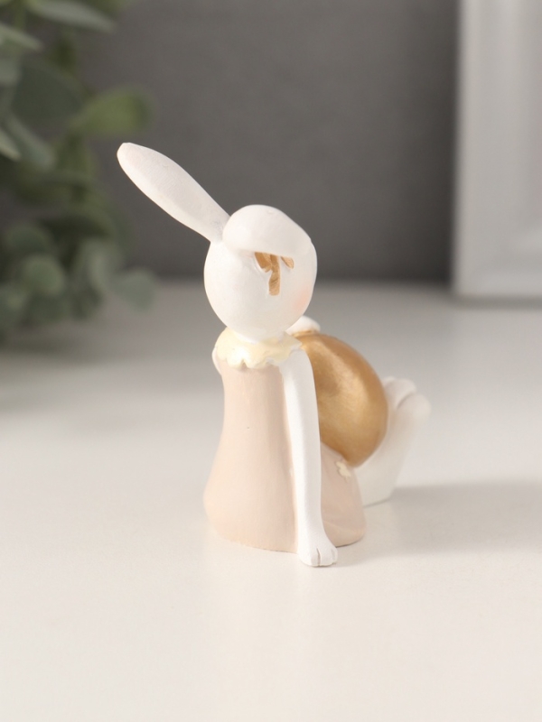 Сувенир полистоун  Сувенир полистоун "Белая зайка в бежевом платье, с золотым яичком" 8х4,5х7 см