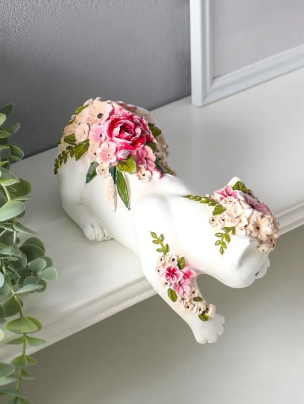 Сувенир полистоун "Белая кошка в цветах" на полку 21х10,5х12,8 см