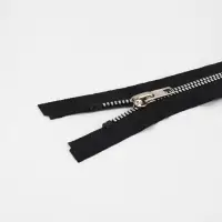 Молния «Трактор», №5, разъёмная, декоративное звено «Акулий зуб», замок автомат, 80 см, чёрная Молния «Трактор», №5, разъёмная, декоративное звено «Акулий зуб», замок автомат, 80 см, чёрная