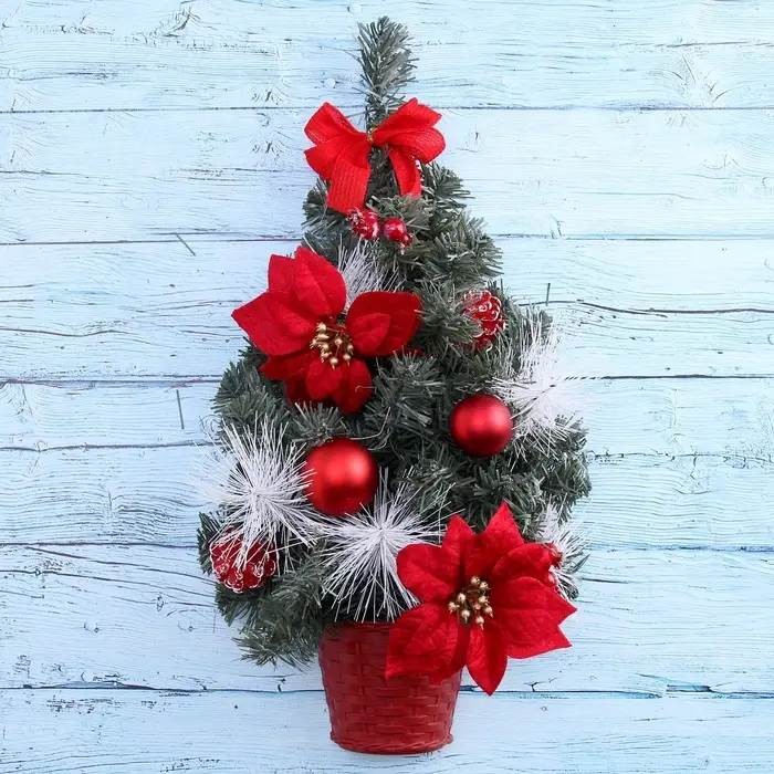 Искусственная ёлка настенная &laquo;Зимнее волшебство. С сединой, пуансетия&raquo;, 50 см, ПВХ ветки отгибаются