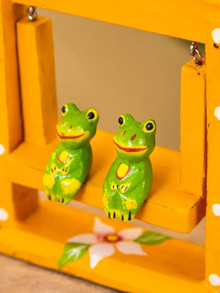 Сувенир "Лягушата на качелях" дерево 10х3,5х15 см, цв.  оранжевый Сувенир "Лягушата на качелях" дерево 10х3,5х15 см, цв.  оранжевый