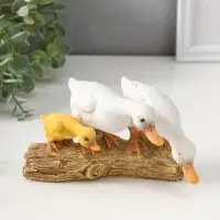 Сувенир полистоун "Утята на брёвнышке" 8,5 см