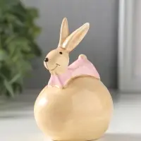 Сувенир керамика "Зайчик в розовой пижамке на яйце" 7х5,4х8,6 см