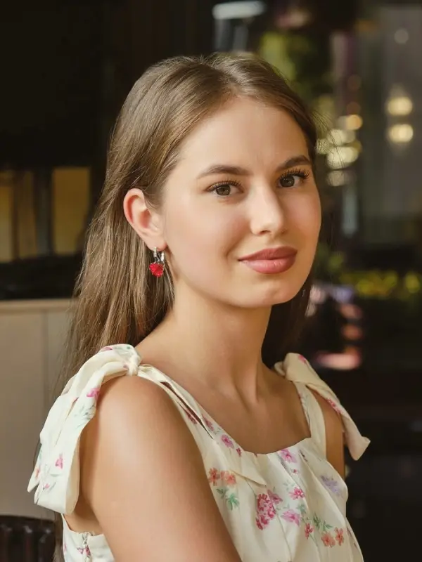 Серьги со стразами &laquo;Сердце&raquo;, мерцание, бело-красные в серебре