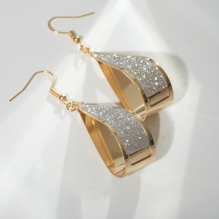 Серьги со стразами «Волна» дуга, цвет белый в золоте