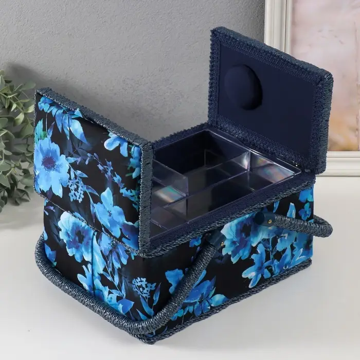 Шкатулка для рукоделия и шитья &laquo;Голубые цветы на синем&raquo;, хранение ниток, иголок, мелочи, 19&times;26&times;14.5 см