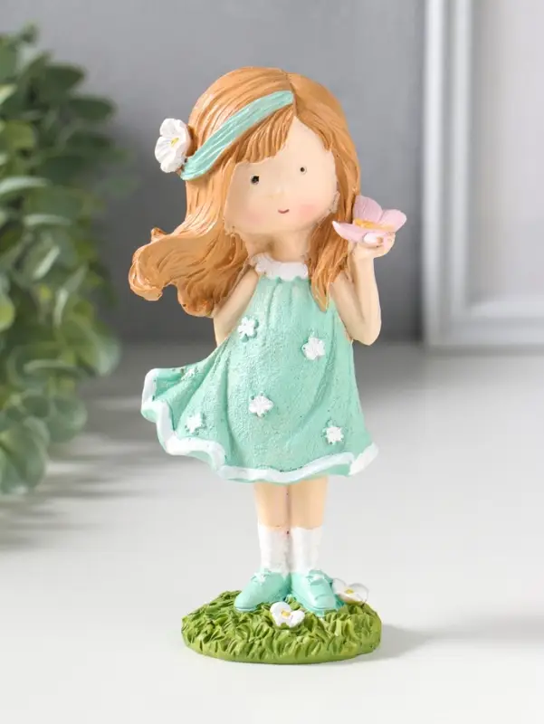 Сувенир полистоун "Малышка в зелёном платье с цветами, с бабочкой на ладоне" 7,5х5х15,5 см   1092989