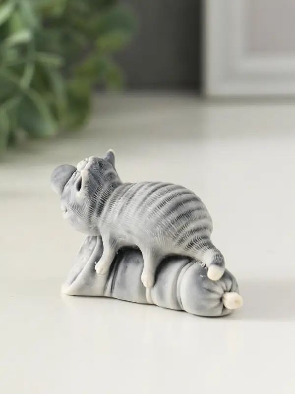 Сувенир Сувенир "Кот лежит на колбасе" 4,2 см