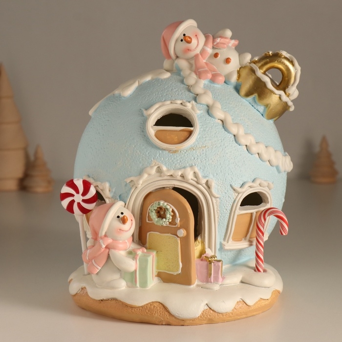 Сувенир полистоун свет Сувенир полистоун свет "Пряничный домик-елочный шар, со снеговиками" зефирный 17,5х16х18 см 103236