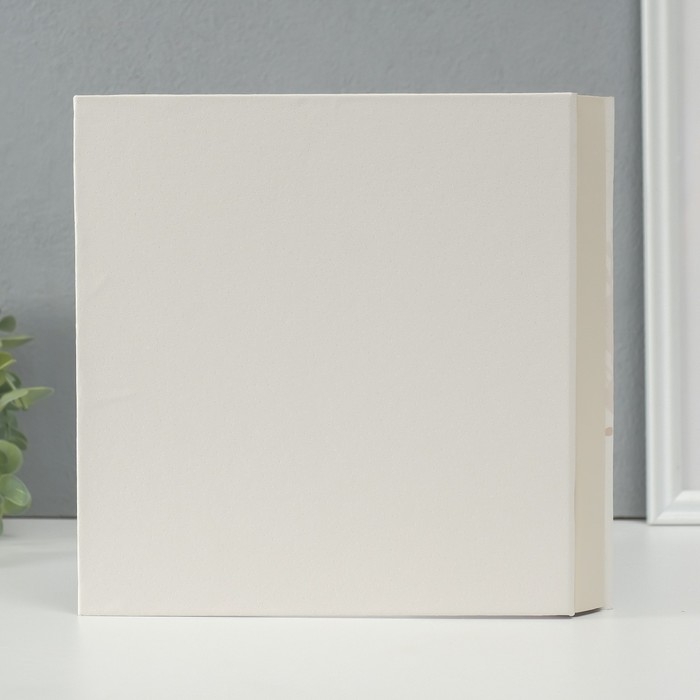 Фотоальбом на 100 фото кожзам 10х15 см  Фотоальбом на 100 фото кожзам 10х15 см "Пчёлка в цветочном букете" в коробке 4х22х23 см